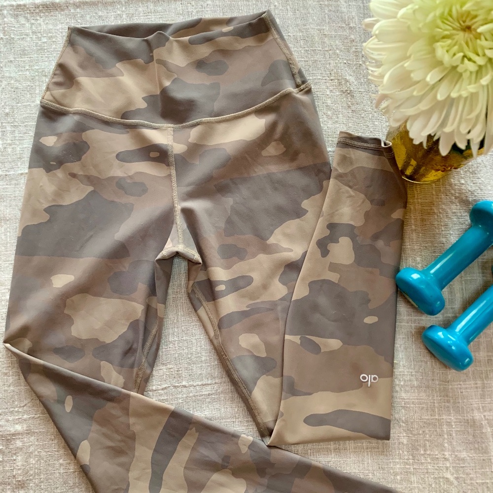 ALO yoga camo leggings (putty) - Size Small
